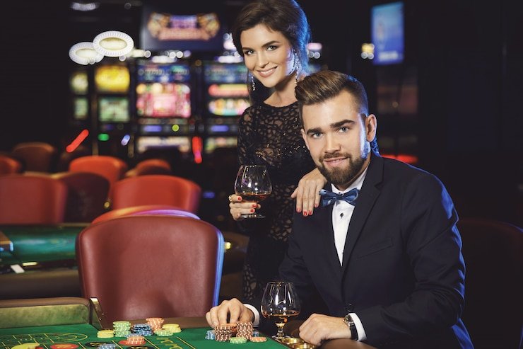 Tampilan permainan Lucky Twins di sarangbobet dengan dealer profesional dan meja hijau